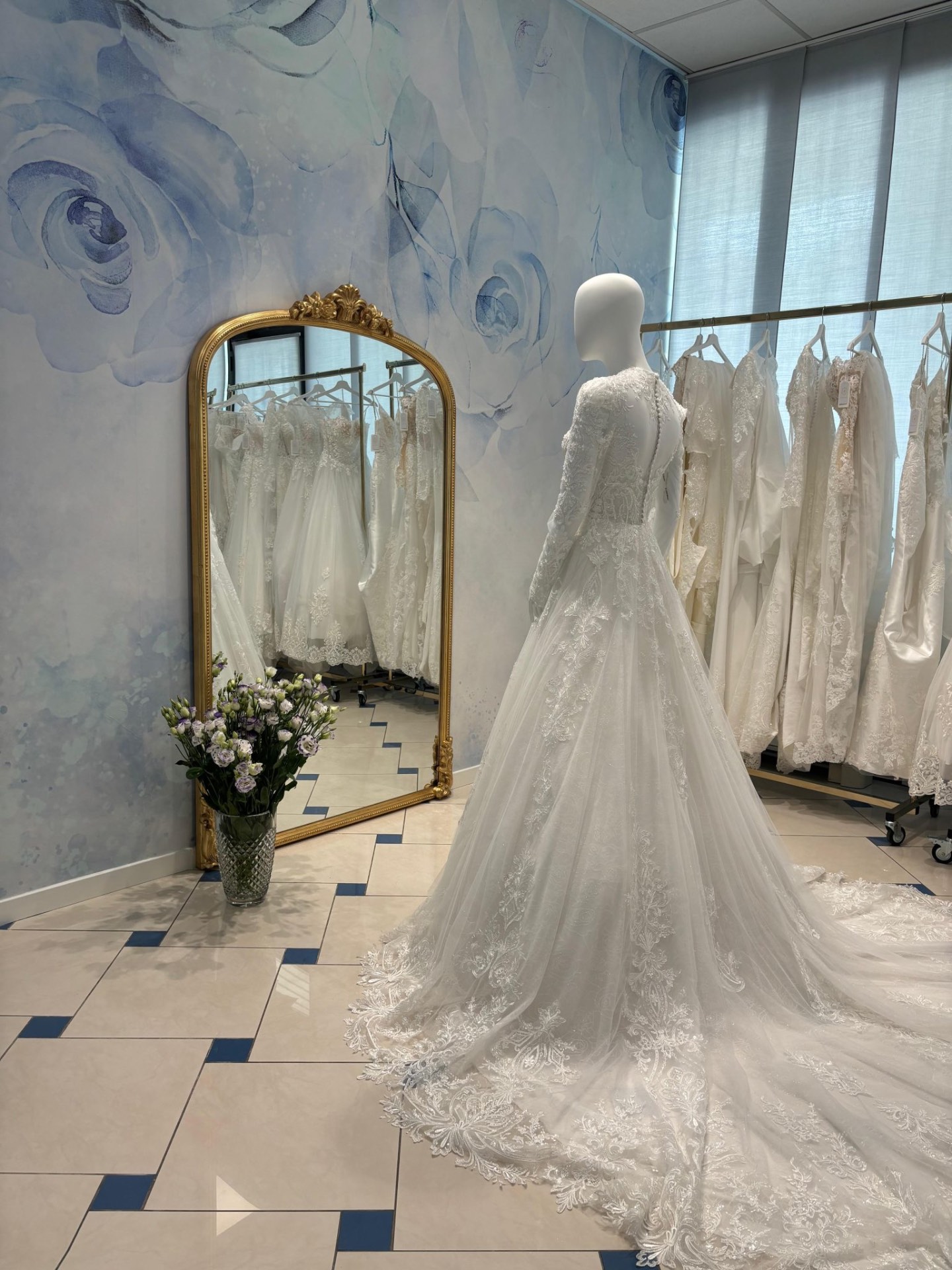Interno della boutique Atelier Capolavori con abiti da sposa Vládiyan Royal, Morilee e Veni Infantino